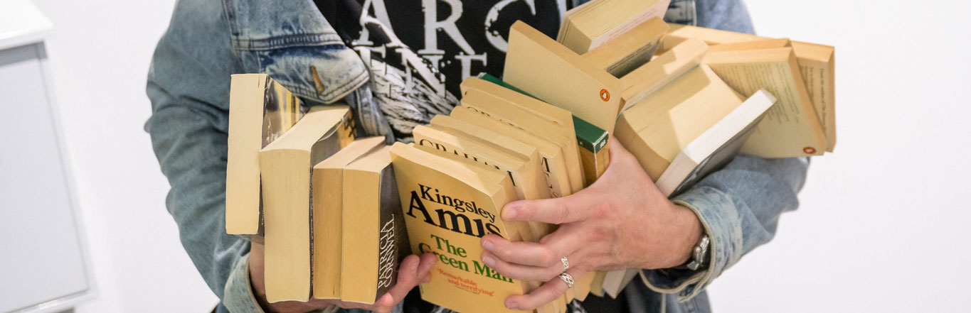 CARL SCHURZ HAUS . Bücherspenden