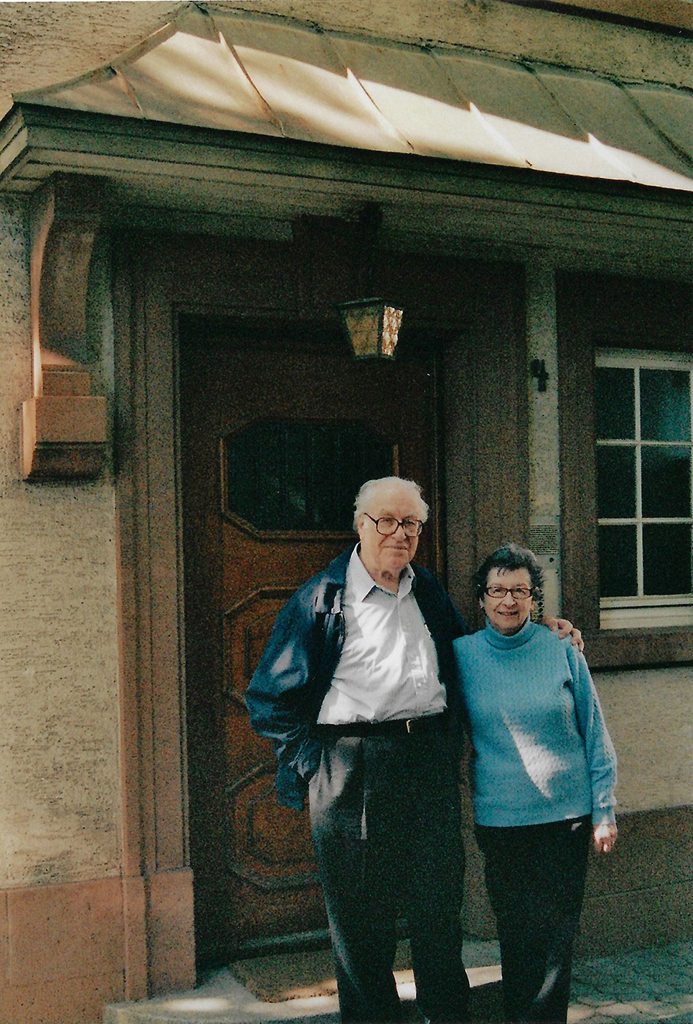 Aus Deutschland 1940 vertrieben, mit der US-Army 1945 zurückgekehrt.